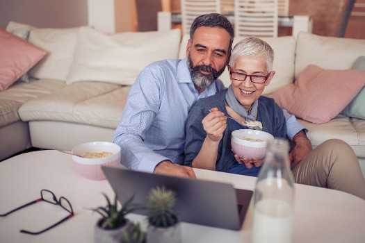 Couple âgé se renseignant sur le délai de versement d'une assurance vie sur compte courant